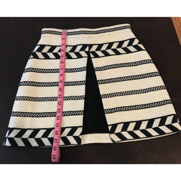 Alice + Olivia Daysi Layered Woven Aztec Black/Cream Print Mini Skirt - Size 6 - Picture 7 of 9
